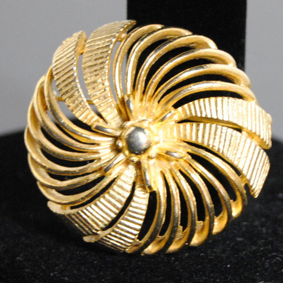 Gold Brooch Pin Sunburst Flower - Picture 2 of 4